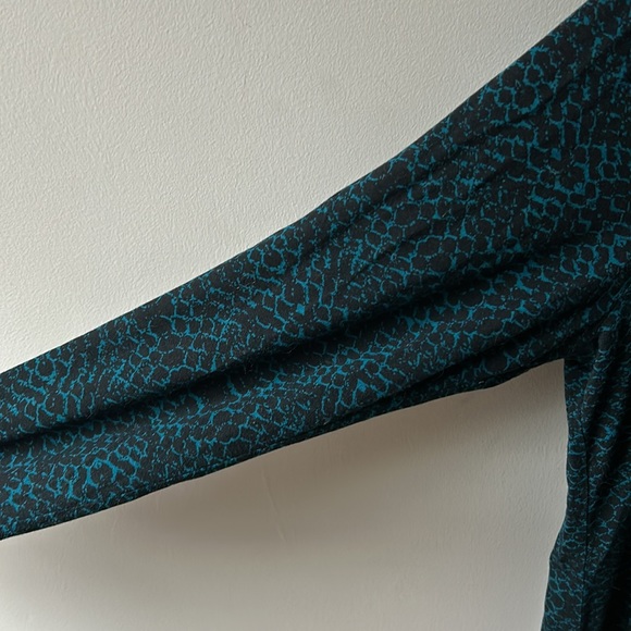 Catherine Malandrino long sleeve snake print rushed side shirt in L - Picture 5 of 8